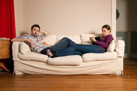 技术 夫妇 无知 男人 在室内 幸福 团结 沙发 闲暇 女人