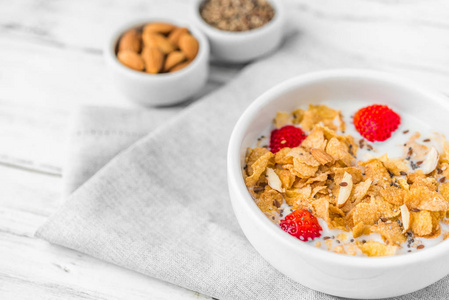 早餐麦片配牛奶和草莓。