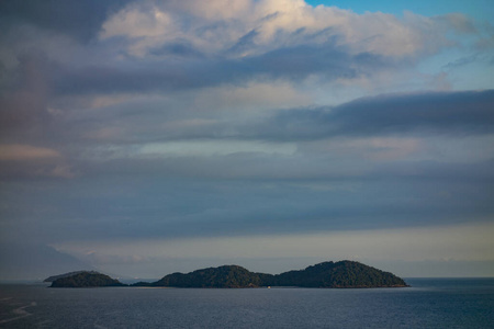日落时朱基海滩的岛屿场景图片