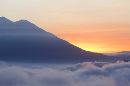 日落，五彩缤纷的天空和多云的山峦危地马拉的风景