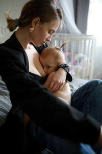 母亲用母乳喂养她的小女儿。