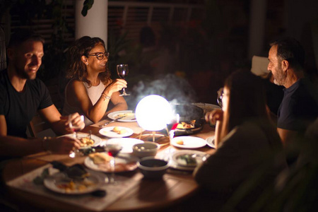 聚会 饮酒 葡萄酒 西班牙裔 成人 美味的 微笑 满足 玻璃杯