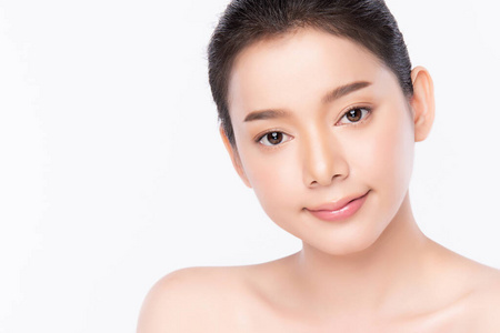 肖像美丽的年轻亚洲女性干净清新的概念。亚洲女孩美容美脸护肤保健，面部护理，完美肌肤，自然妆容，白底。
