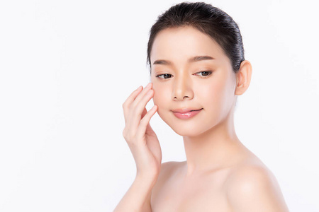 肖像美丽的年轻亚洲女性干净清新的概念。亚洲女孩美容美脸护肤保健，面部护理，完美肌肤，自然妆容，白底。