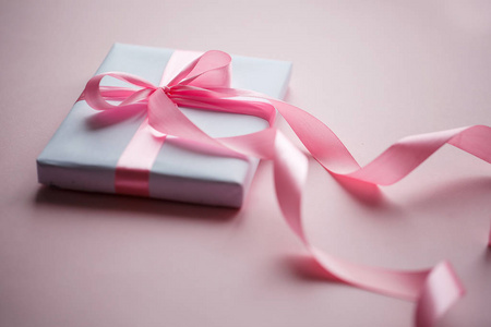 粉红色丝带白纸包装礼盒图片