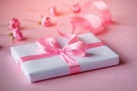 粉红色丝带白纸包装礼盒图片