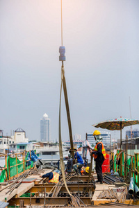 高空作业施工队。建筑工人