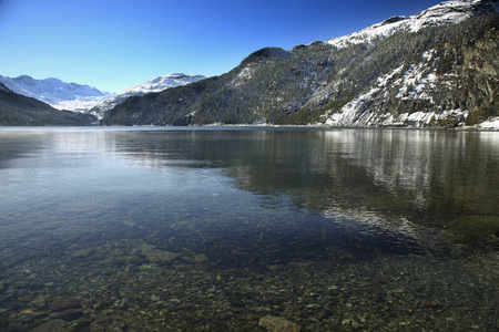 瑞士圣莫里茨湖和雪山图片