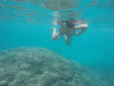 水肺 生活 闲暇 假期 海洋 游泳 在下面 潜水 阳光 深的