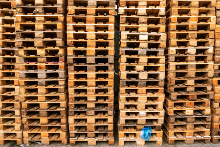 一号仓库堆满了一堆用过的欧式木托盘