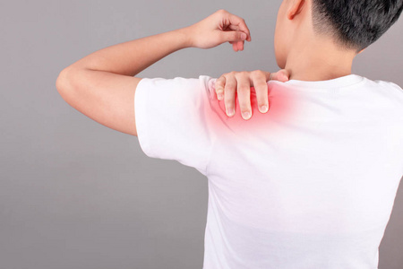 年轻的亚洲女性有肩部疼痛，人体疼痛
