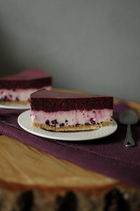 紫毛巾木盘蓝莓芝士蛋糕图片