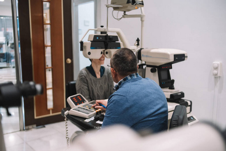 眼科专家给病人看视力