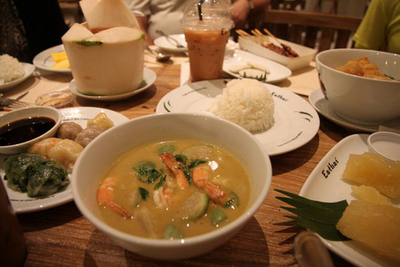 餐桌上各种食物的高角度拍摄