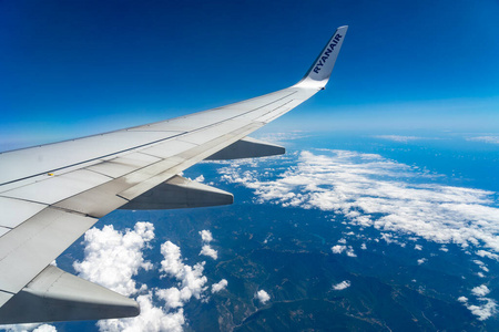 瑞安航空飞行和旅行，从机翼上的飞机窗口观看。