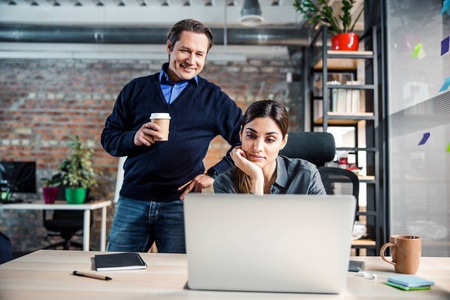 坐在办公室里的漂亮的黑发女人