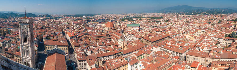 佛罗伦萨的空中城市景观，屋顶和乔托贝的景色