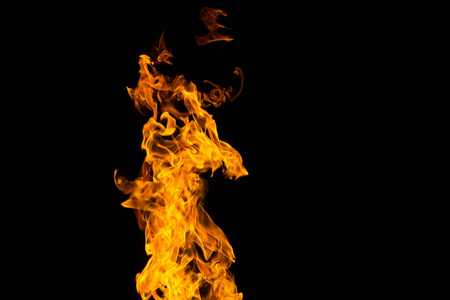 火灾模式。黑色背景上的火焰。火热的图案。燃烧的火焰。熊熊烈火。凤凰，