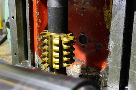齿轮加工机上用于制造齿轮和轴的蜗杆磨床。
