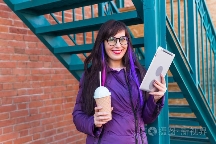 科技城市和人的概念女学生在城市秋季公园阅读电子书或平板电脑