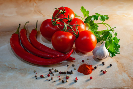 桌子 厨房 香料 西红柿 樱桃 大蒜 蔬菜 美味的 特写镜头