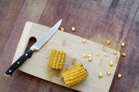 切菜板上的玉米和刀图片
