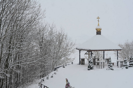 东正教教堂钟楼积雪图片