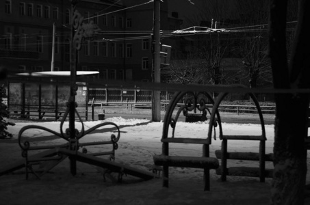 城市公园胡同中的冬夜景观图片
