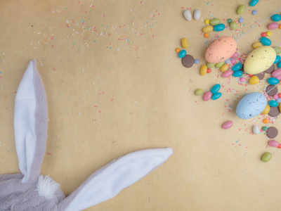 可爱的创意组合，彩色复活节彩蛋，彩色糖果，兔子耳朵。复活节和春天的概念