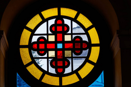 旧教堂里有十字架的旧彩色玻璃窗