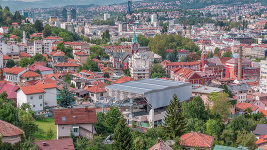 从萨拉热窝站到波黑山区的缆车上下移动的城市全景图