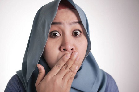 一位穆斯林妇女紧张地屏住呼吸图片