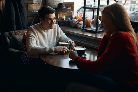 年轻男女在咖啡馆浪漫约会图片