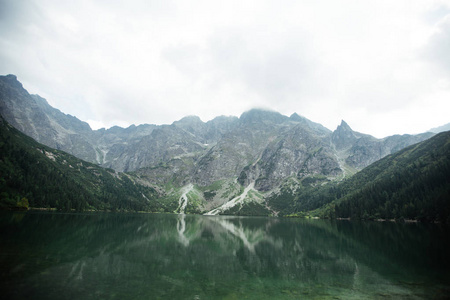 山上的湖。莫尔斯基奥科湖海眼是波兰塔特拉山脉最受欢迎的地方。