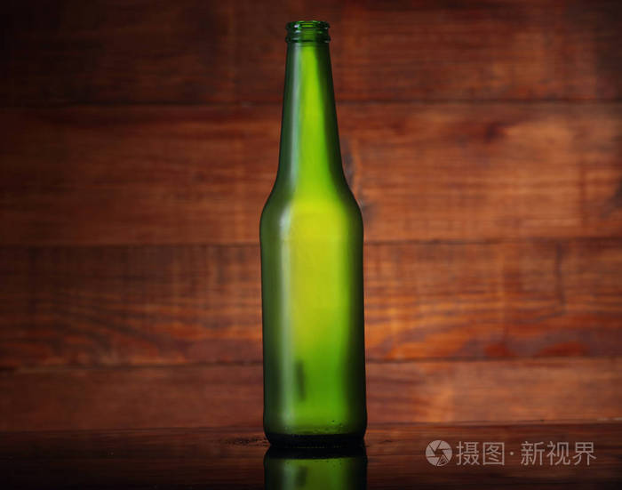 空的绿色啤酒瓶