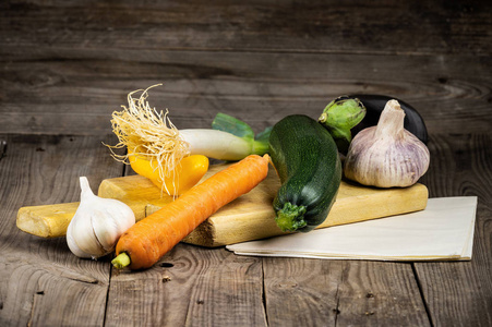 准备烹调的新鲜蔬菜放在乡村的木桌上。