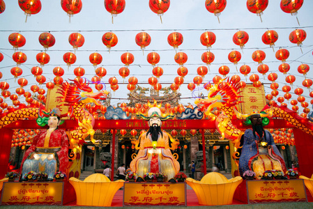 在中国新年庆典上，蓝色天空中的原始红灯笼和晚上的神灯。元宵节。