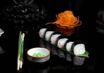 生姜芥末黑米寿司图片