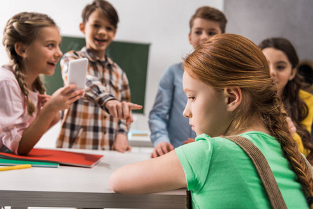 手势 小学生 女孩 滥用 智能手机 欺负 孩子们 通信 学生