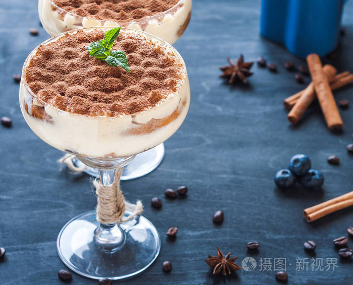 豪华提拉米苏鸡尾酒杯黑底可可粉装饰