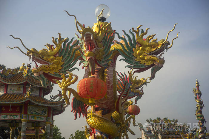 中国寺庙屋顶上的龙雕像