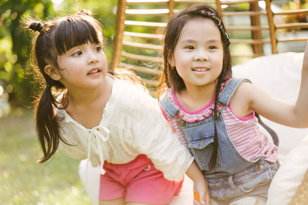 女孩 孩子们 花园 姐妹 朋友 人类 阳光 春天 可爱的