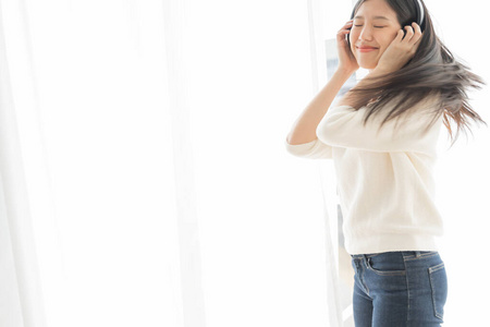 耳机 早晨 女人 女孩 窗户 肖像 美丽的 可爱的 房间