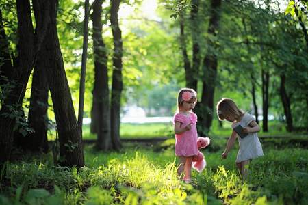 森林 童年 女孩 母亲 自然 在一起 女儿 公园 白种人