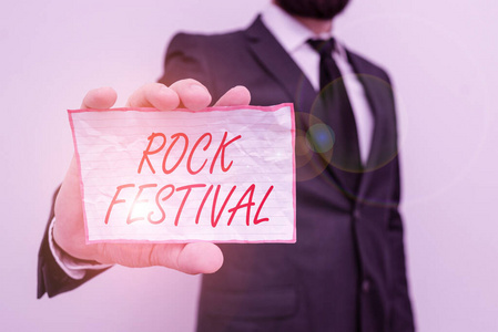 写下摇滚节的便条。商业照片展示大型摇滚音乐演唱会重金属流派男性人类穿着正式工作服办公室外观手持本。