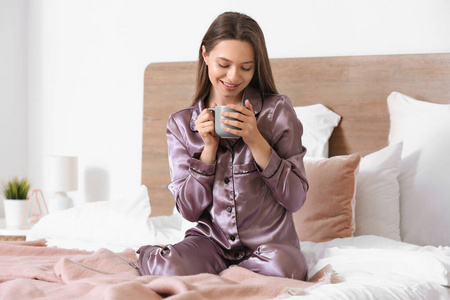 白种人 能量 睡衣 女人 睡觉 美丽的 女孩 杯子 肖像