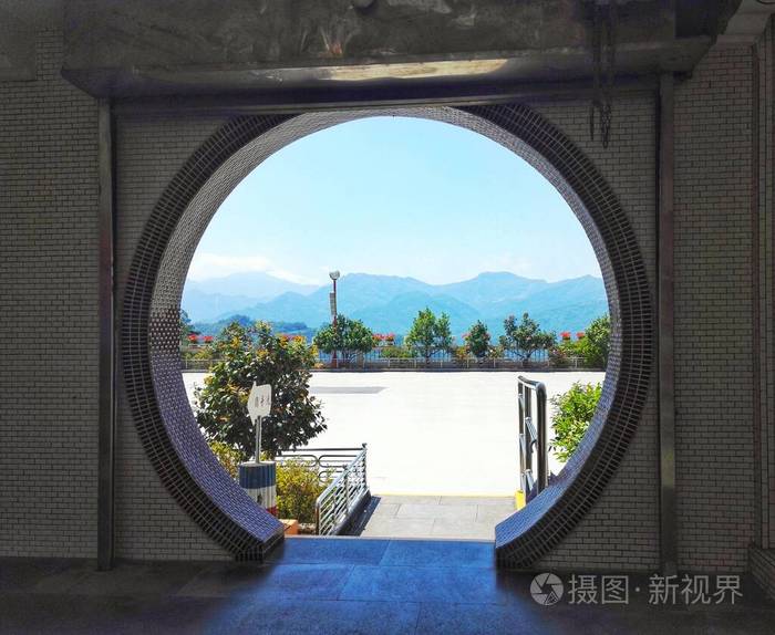风景秀丽的中国圆形大门背景是山脉
