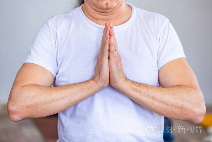 一个男人双手合十做瑜伽姿势