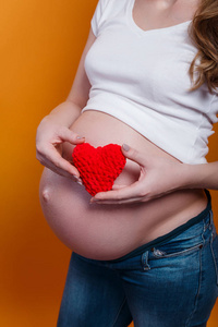 孕妇腹部及黄底红心图片