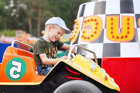 帽子 自由 假日 玩具 汽车 乐趣 想象 开车 享受 小孩